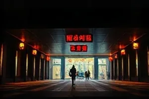 街角霓虹灯管熄灭瞬间的蓝紫色残影