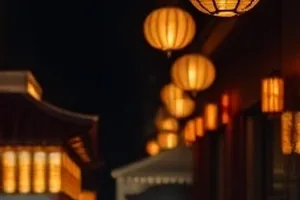海面上一枚闪烁的浮标与远处夜色