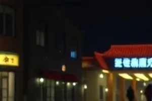 深夜空旷街道上的车灯光束与潮湿路面